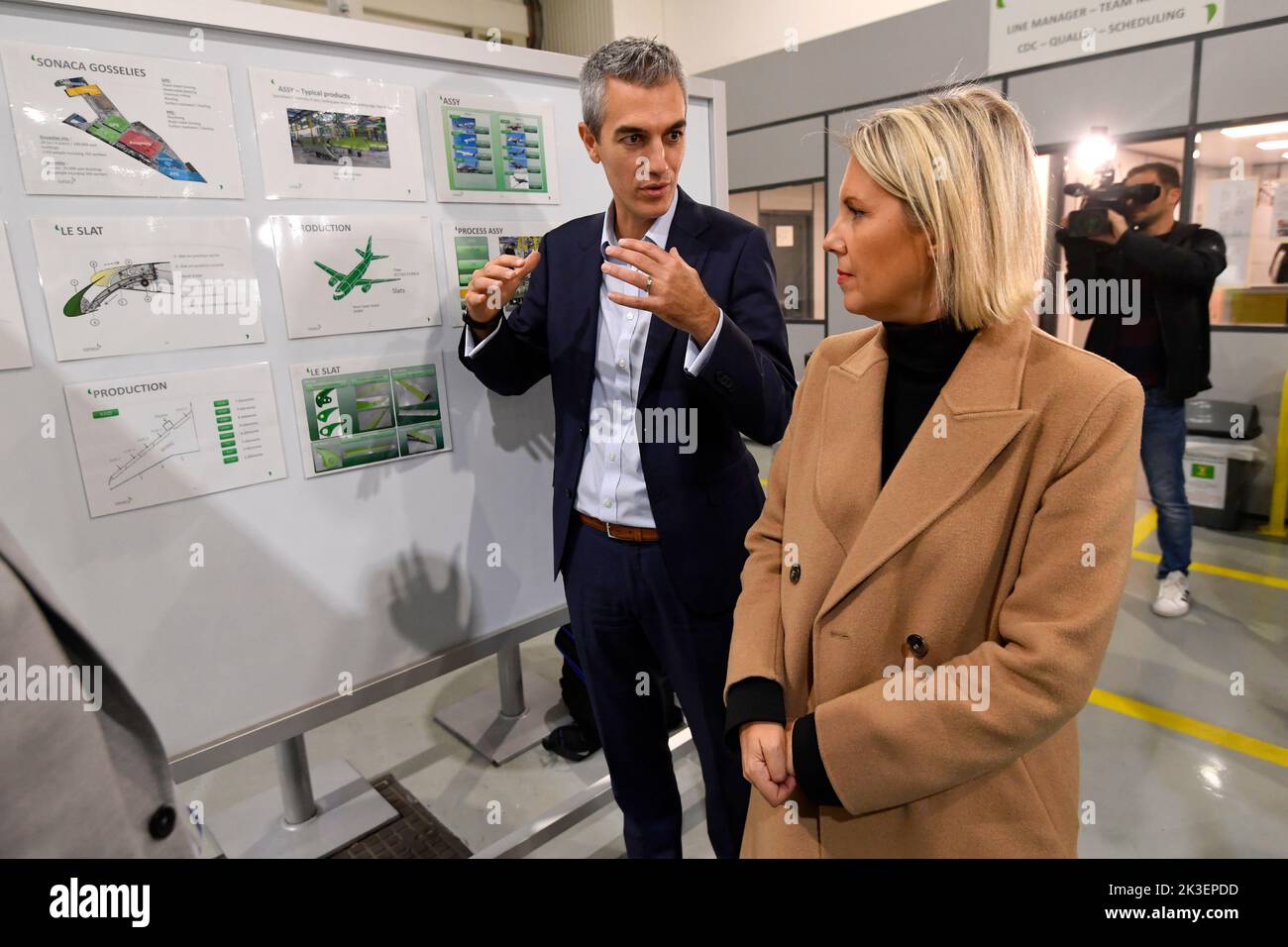 Yves Delatte, PDG de SONACA, et Ludive Dedonder, ministre de la Défense, ont photographié lors de la présentation du projet pilote européen de Sonaca, société aérospatiale, pour la conception du premier intercepteur de missiles hyper soniques, le lundi 26 septembre 2022 à Gosselies, Charleroi. BELGA PHOTO JOHN THYS Banque D'Images