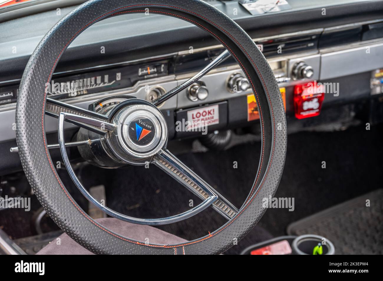 Cochrane (Alberta) - 11 septembre 2022 : une voiture vaillante de Plymouth de 1966. Banque D'Images