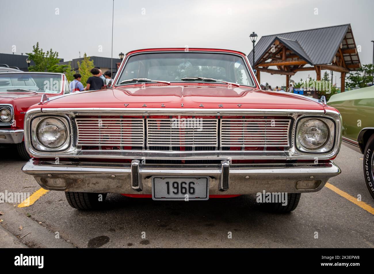 Cochrane (Alberta) - 11 septembre 2022 : une voiture vaillante de Plymouth de 1966. Banque D'Images