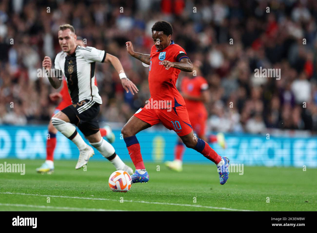 Londres, Royaume-Uni. 26th septembre 2022. Raheem Sterling d'Angleterre fait une rupture dans la boîte. Angleterre contre Allemagne, Ligue des Nations de l'UEFA match international du groupe C au stade Wembley à Londres, le lundi 26th septembre 2022. Usage éditorial seulement. photo par Andrew Orchard/Andrew Orchard sports Photography/Alay Live News crédit: Andrew Orchard sports Photography/Alay Live News Banque D'Images