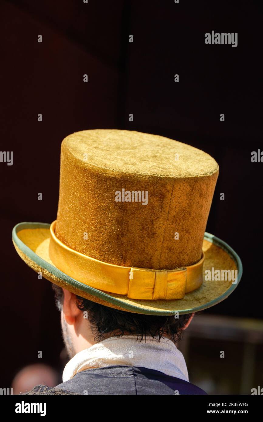 chapeau doré élégant d'artiste et de magicien. chapeau haut de théâtre Banque D'Images