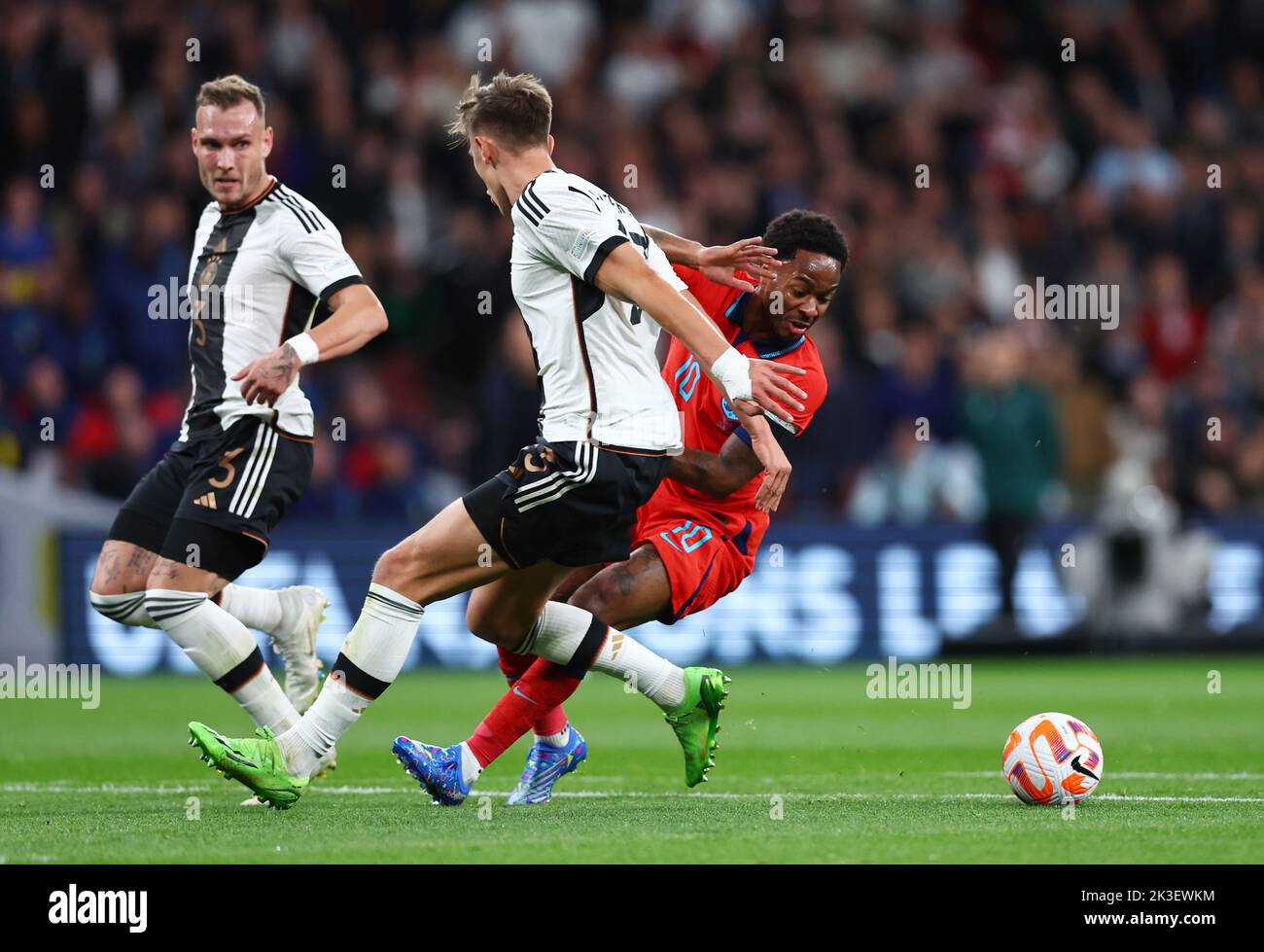 Londres, Angleterre, 26th septembre 2022. Raheem Sterling d'Angleterre se tourne pour trouver l'espace passé Niklas Sule d'Allemagne pour prendre un coup sur le but pendant le match de la Ligue des Nations de l'UEFA au stade Wembley, Londres. Le crédit photo devrait se lire: David Klein / Sportimage Banque D'Images