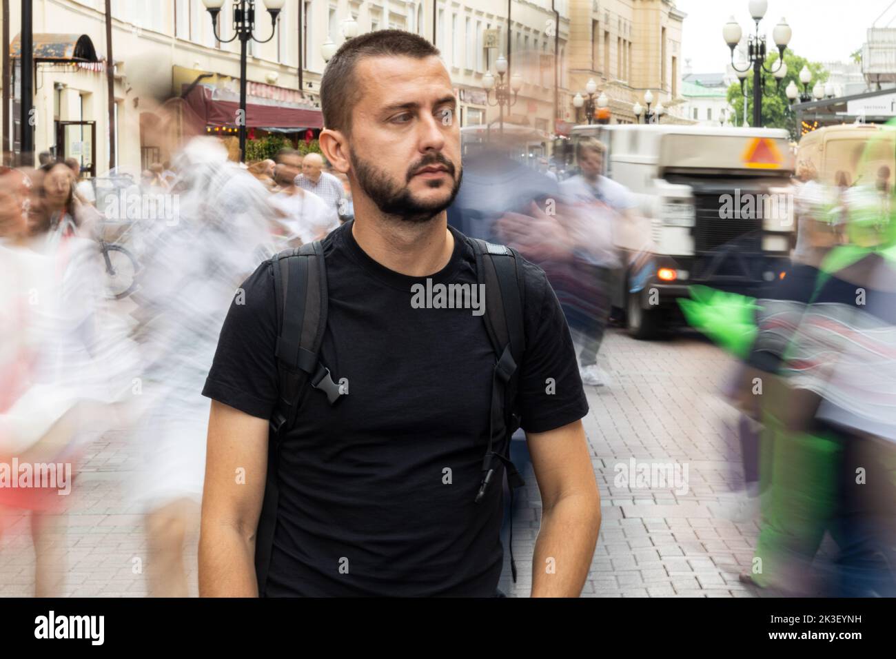 Triste jeune homme caucasien adulte dans une foule Banque D'Images