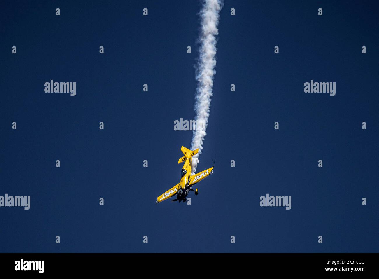 Mike Goulian, un acrobatique, pilote de son Cirrus SR22, effectue des acrobaties aérobies lors du salon aéronautique Miramar 2022 au MCAS Miramar, 24 septembre 2022, à San Diego, en Californie. Banque D'Images