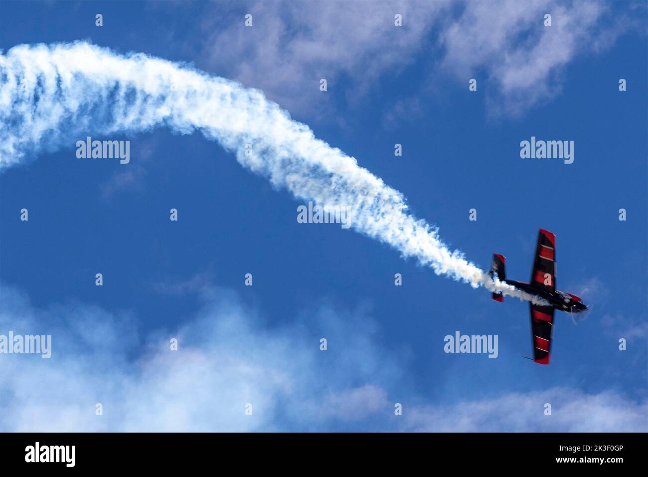 Rob Holland, pilote de son MXS-RH, effectue des acrobaties aériennes lors du salon aéronautique Miramar 2022 au MCAS Miramar, 24 septembre 2022, à San Diego, en Californie. Banque D'Images