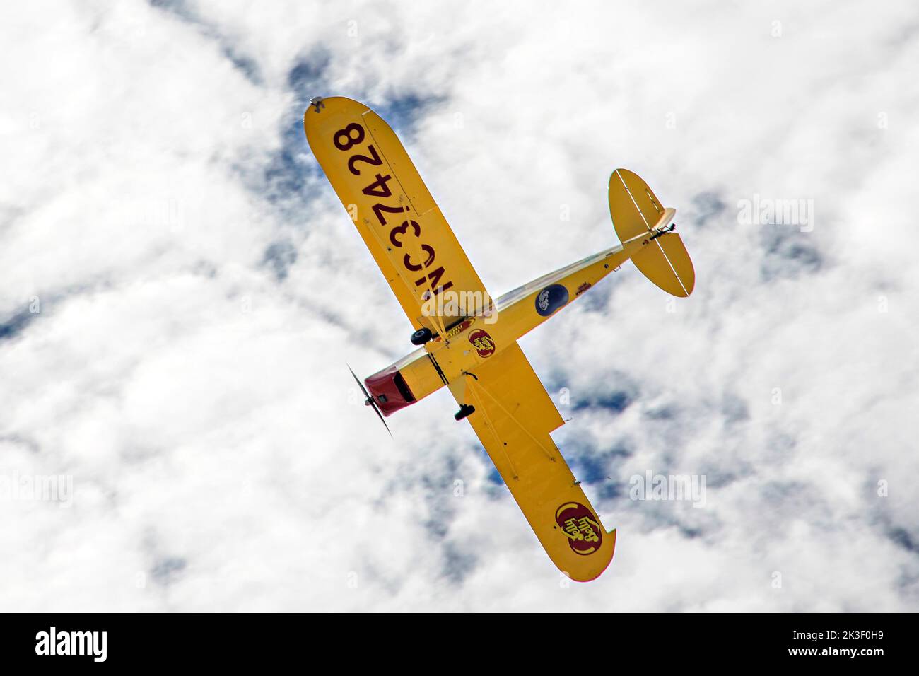 Kent Pietsch, pilote de son cadet Interstate, effectue des acrobaties aériennes lors du salon aéronautique Miramar 2022 au MCAS Miramar, 24 septembre 2022, à San Diego, en Californie. Banque D'Images