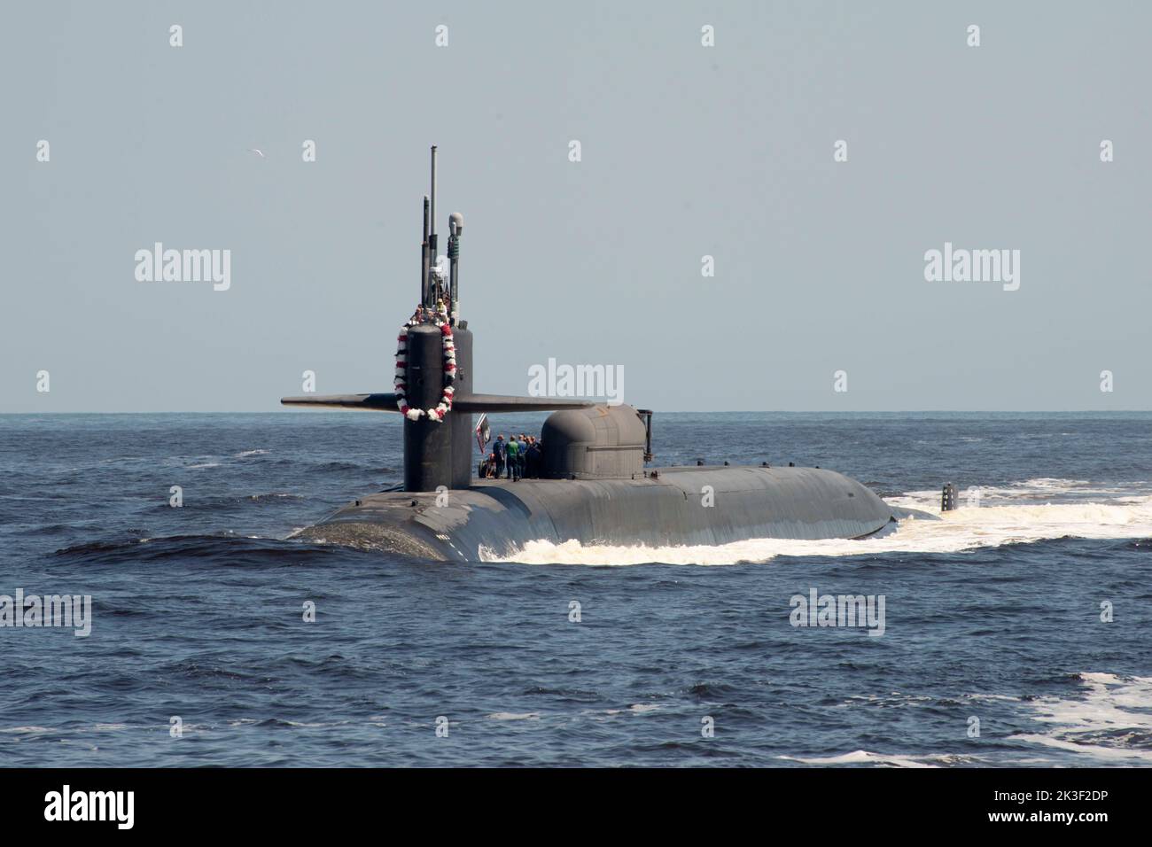 Kings Bay, États-Unis. 22 septembre 2022. L'USS Georgia, sous-marin à missiles guidés de classe Ohio de la Marine américaine, présente un lei hawaïen traditionnel sur la coque lorsqu'il retourne à son homeport à la base sous-marine navale de Kings Bay 22 septembre 2022 à St Marys, en Géorgie. Crédit : MCS Ashley Berumen/États-Unis Navy/Alamy Live News Banque D'Images