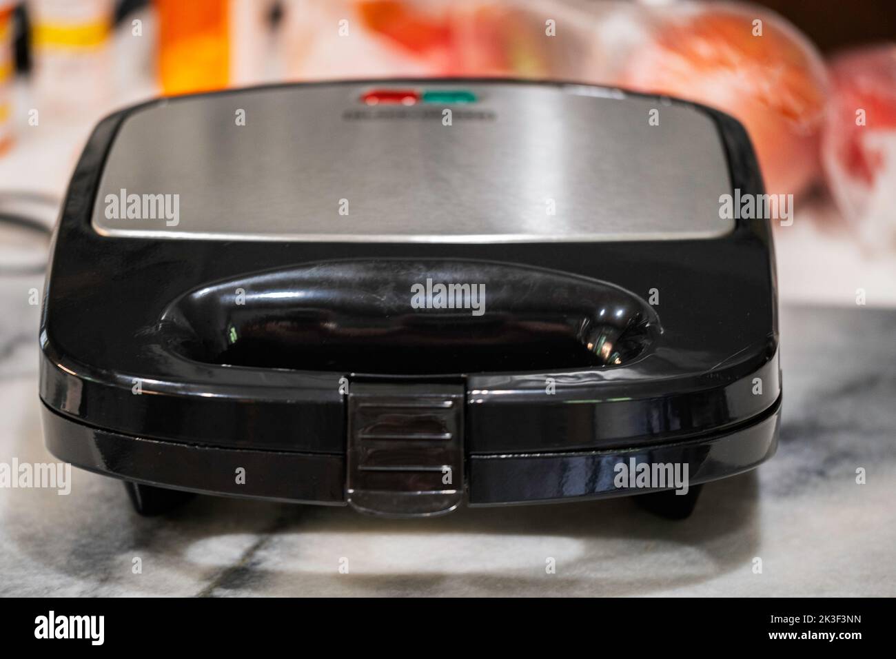 Gaufres et pinini électriques Black & Decker installés sur un comptoir de cuisine. ÉTATS-UNIS. Banque D'Images