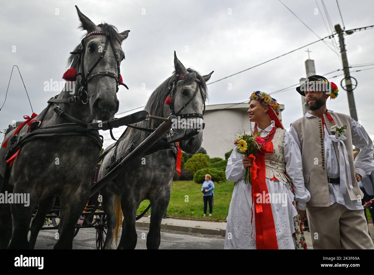 KRZEMIENICA, POLOGNE. 25 septembre 2022. La représentation 'Wesele u Marcina' ('mariage à Marcin') dans le cadre de la célébration du 75th anniversaire de l'ensemble 'Wesele Krzemienickie' (mariage Krzemienickie). Le groupe est l'un des plus anciens groupes locaux en exploitation dans Podkarpacie. La représentation est une mise en scène des cérémonies de mariage de 19th et 20th siècles des environs de Lancut, qui ont été présentées avec succès depuis 75 ans, depuis 1947. Crédit : ASWphoto/Alamy Live News Banque D'Images