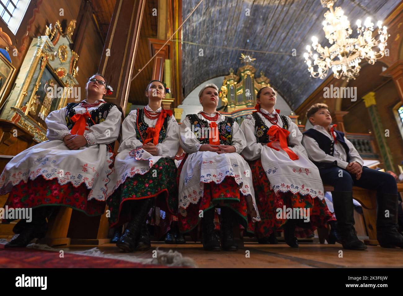 KRZEMIENICA, POLOGNE. 25 septembre 2022. La représentation 'Wesele u Marcina' ('mariage à Marcin') dans le cadre de la célébration du 75th anniversaire de l'ensemble 'Wesele Krzemienickie' (mariage Krzemienickie). Le groupe est l'un des plus anciens groupes locaux en exploitation dans Podkarpacie. La représentation est une mise en scène des cérémonies de mariage de 19th et 20th siècles des environs de Lancut, qui ont été présentées avec succès depuis 75 ans, depuis 1947. Crédit : ASWphoto/Alamy Live News Banque D'Images