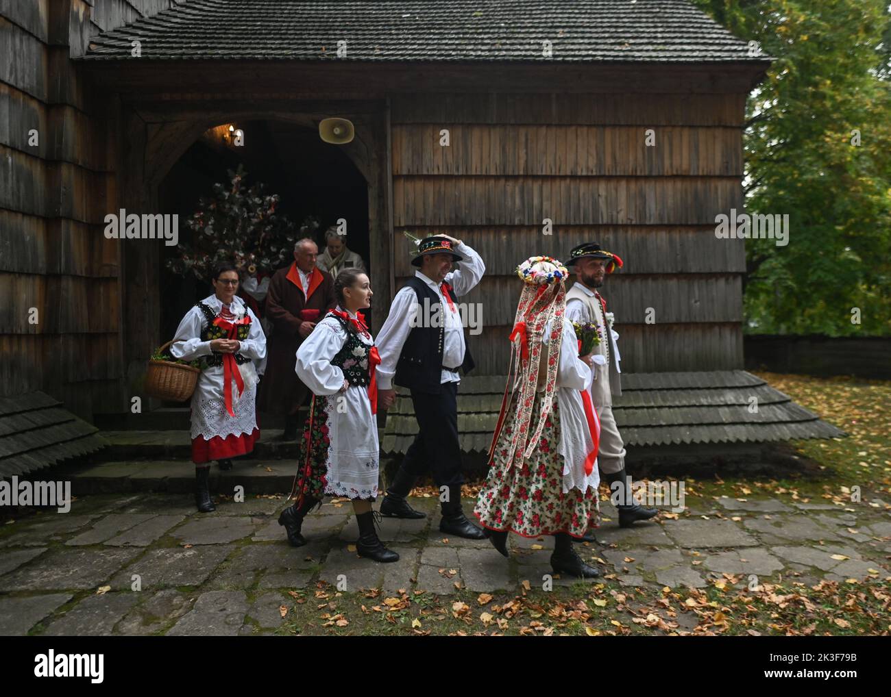 KRZEMIENICA, POLOGNE. 25 septembre 2022. La représentation 'Wesele u Marcina' ('mariage à Marcin') dans le cadre de la célébration du 75th anniversaire de l'ensemble 'Wesele Krzemienickie' (mariage Krzemienickie). Le groupe est l'un des plus anciens groupes locaux en exploitation dans Podkarpacie. La représentation est une mise en scène des cérémonies de mariage de 19th et 20th siècles des environs de Lancut, qui ont été présentées avec succès depuis 75 ans, depuis 1947. Crédit : ASWphoto/Alamy Live News Banque D'Images