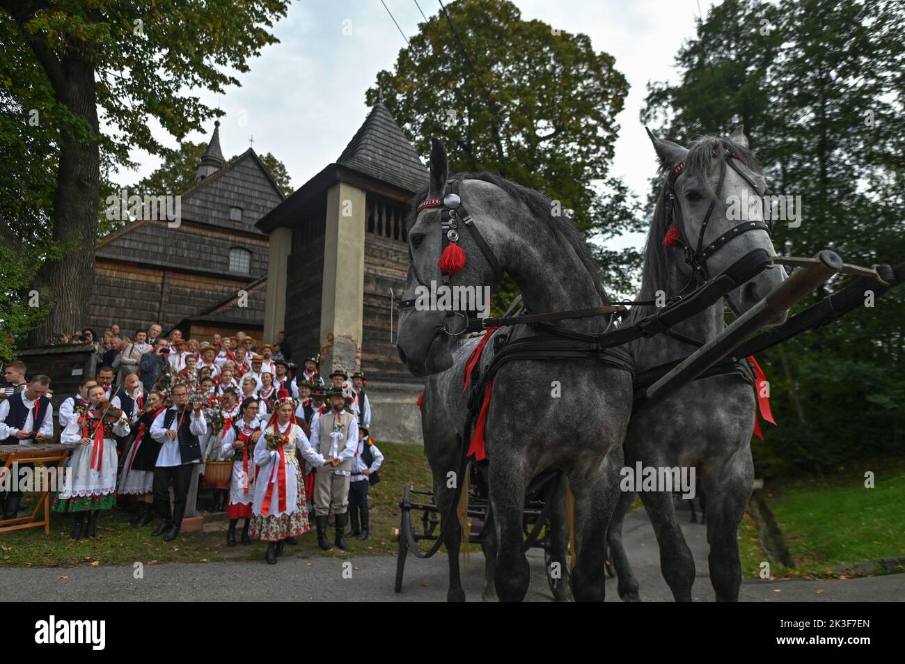 KRZEMIENICA, POLOGNE. 25 septembre 2022. La représentation 'Wesele u Marcina' ('mariage à Marcin') dans le cadre de la célébration du 75th anniversaire de l'ensemble 'Wesele Krzemienickie' (mariage Krzemienickie). Le groupe est l'un des plus anciens groupes locaux en exploitation dans Podkarpacie. La représentation est une mise en scène des cérémonies de mariage de 19th et 20th siècles des environs de Lancut, qui ont été présentées avec succès depuis 75 ans, depuis 1947. Crédit : ASWphoto/Alamy Live News Banque D'Images
