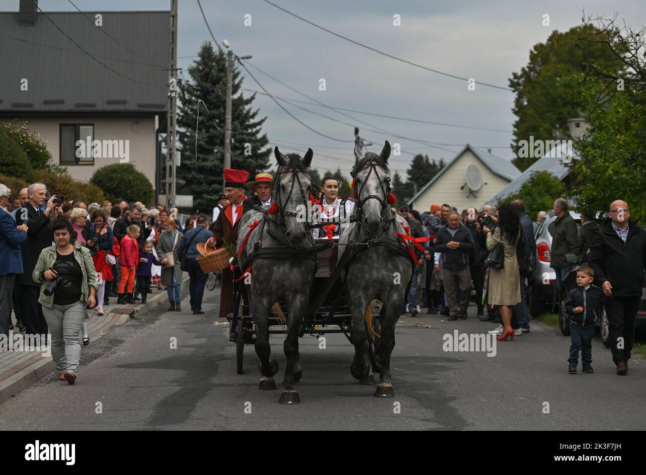 KRZEMIENICA, POLOGNE. 25 septembre 2022. La représentation 'Wesele u Marcina' ('mariage à Marcin') dans le cadre de la célébration du 75th anniversaire de l'ensemble 'Wesele Krzemienickie' (mariage Krzemienickie). Le groupe est l'un des plus anciens groupes locaux en exploitation dans Podkarpacie. La représentation est une mise en scène des cérémonies de mariage de 19th et 20th siècles des environs de Lancut, qui ont été présentées avec succès depuis 75 ans, depuis 1947. Crédit : ASWphoto/Alamy Live News Banque D'Images