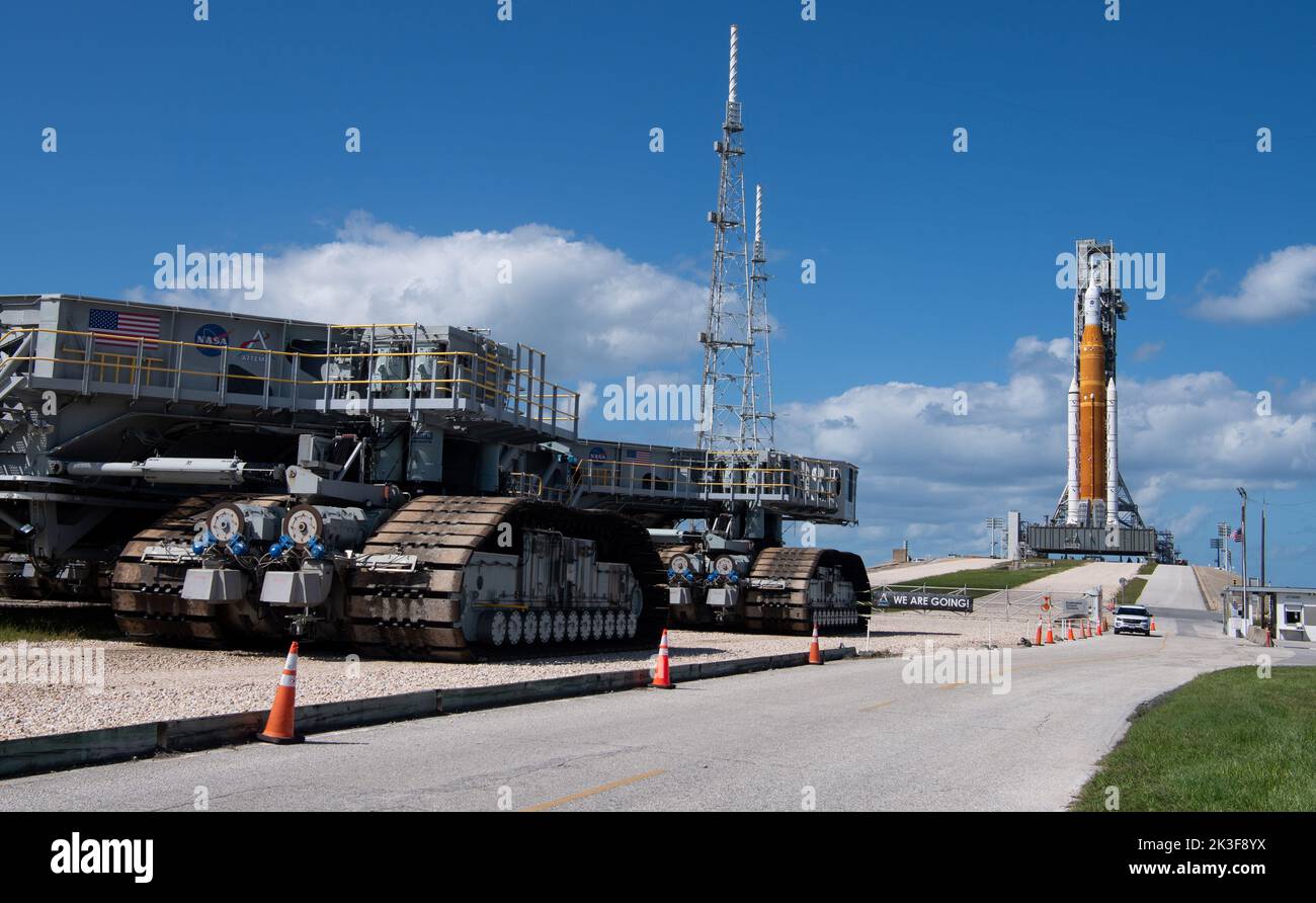Cape Canaveral, Floride, États-Unis. 26th septembre 2022. Le transporteur à chenilles 2 (CT-2) est vu à l'extérieur des portes du Launch Pad 39B, tandis que les équipes configurent des systèmes pour faire rouler la fusée SLS (Space Launch System) de la NASA et l'engin spatial Orion vers le bâtiment d'assemblage de véhicules le samedi 24 septembre 2022, au Kennedy Space Center de la NASA, en Floride. La NASA a prévu une occasion de lancement le mardi 27 septembre et continue de regarder les prévisions météorologiques associées à la tempête tropicale Ian. L'essai en vol Artemis I de la NASA est le premier essai intégré des systèmes d'exploration spatiale profonde de l'agence : l'engin spatial Orion Banque D'Images