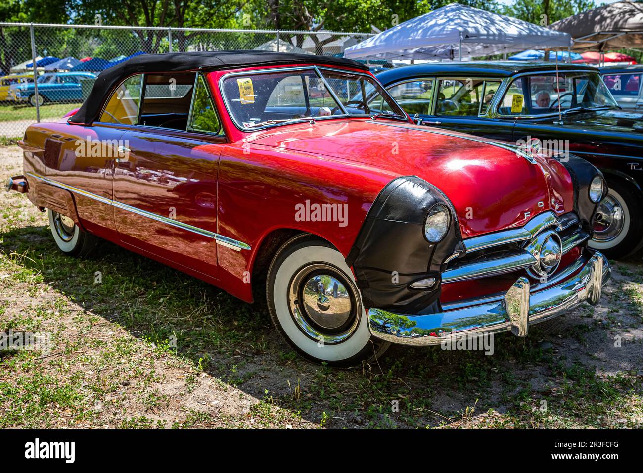 Falcon Heights, MN - 18 juin 2022 : vue d'angle avant haute perspective d'un cabriolet personnalisé Ford 1949 lors d'un salon de voiture local. Banque D'Images