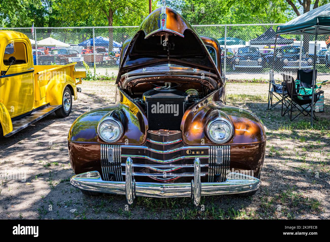Falcon Heights, MN - 18 juin 2022 : vue de face d'un coupé professionnel 1940 de la série 70 d'Oldsmobile lors d'un salon automobile local. Banque D'Images