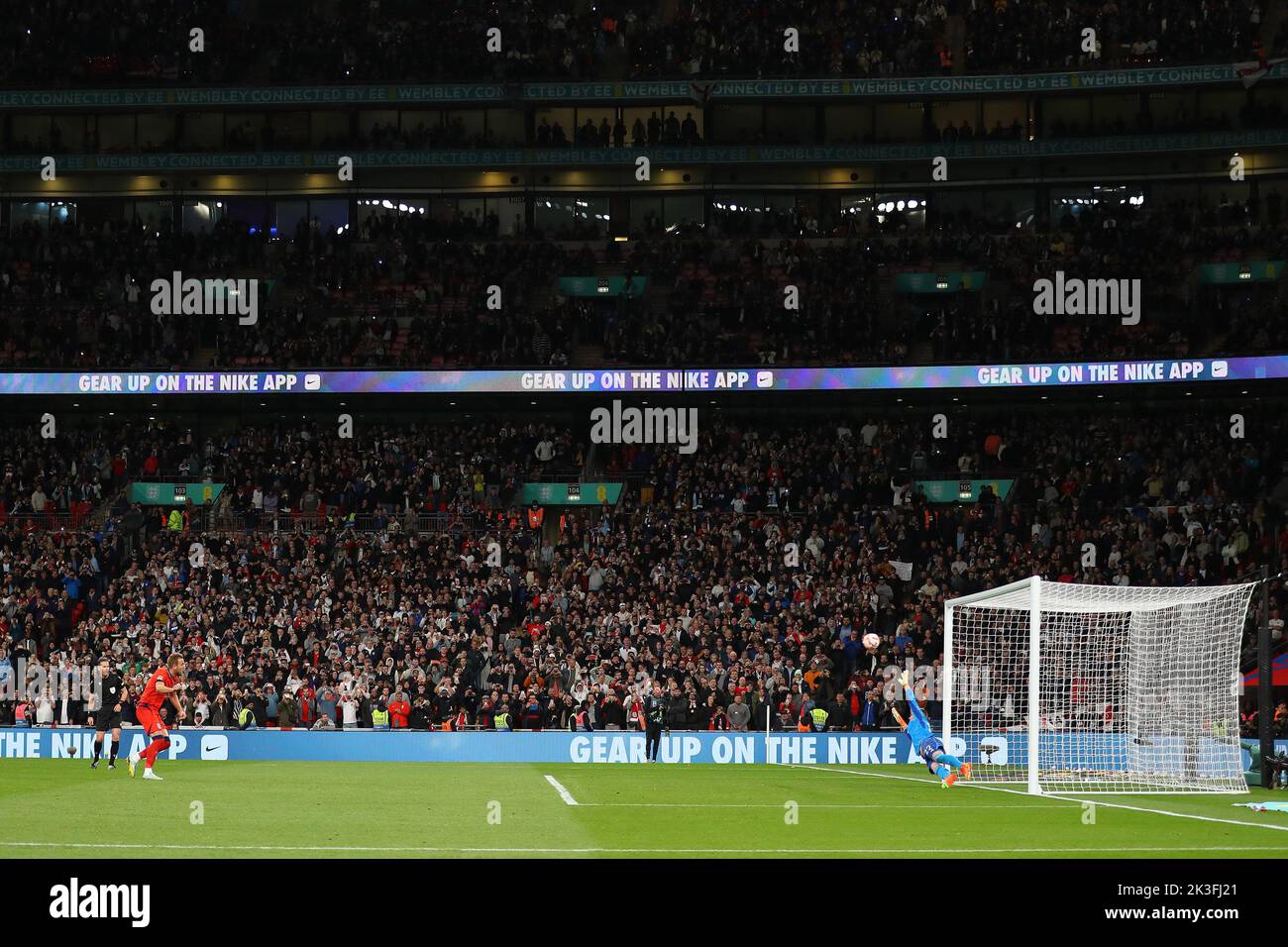 Londres, Royaume-Uni. 26th septembre 2022. Harry Kane d'Angleterre (l) marque ses équipes 3rd buts à partir de la zone de pénalité. Angleterre contre Allemagne, Ligue des Nations de l'UEFA match international du groupe C au stade Wembley à Londres, le lundi 26th septembre 2022. Usage éditorial seulement. photo par Andrew Orchard/Andrew Orchard sports Photography/Alay Live News crédit: Andrew Orchard sports Photography/Alay Live News Banque D'Images