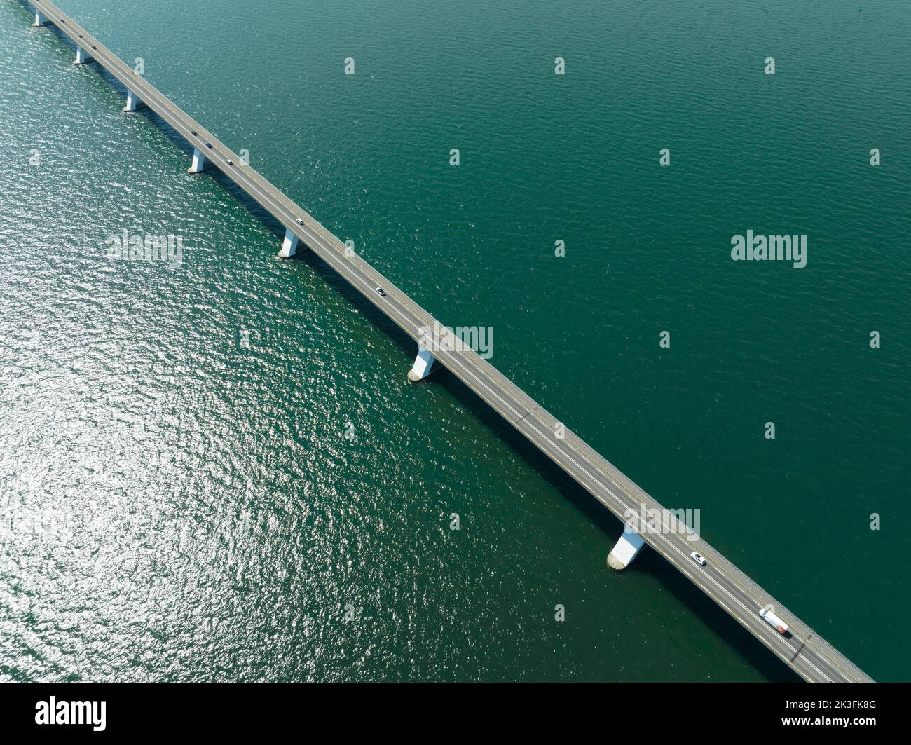 Pont de Zeelandbridge à l'infini dans la vue aérienne de drone de distance. Partie de Delta fonctionne. Infrastructure néerlandaise holland Zeeland. Livraison du transport Banque D'Images