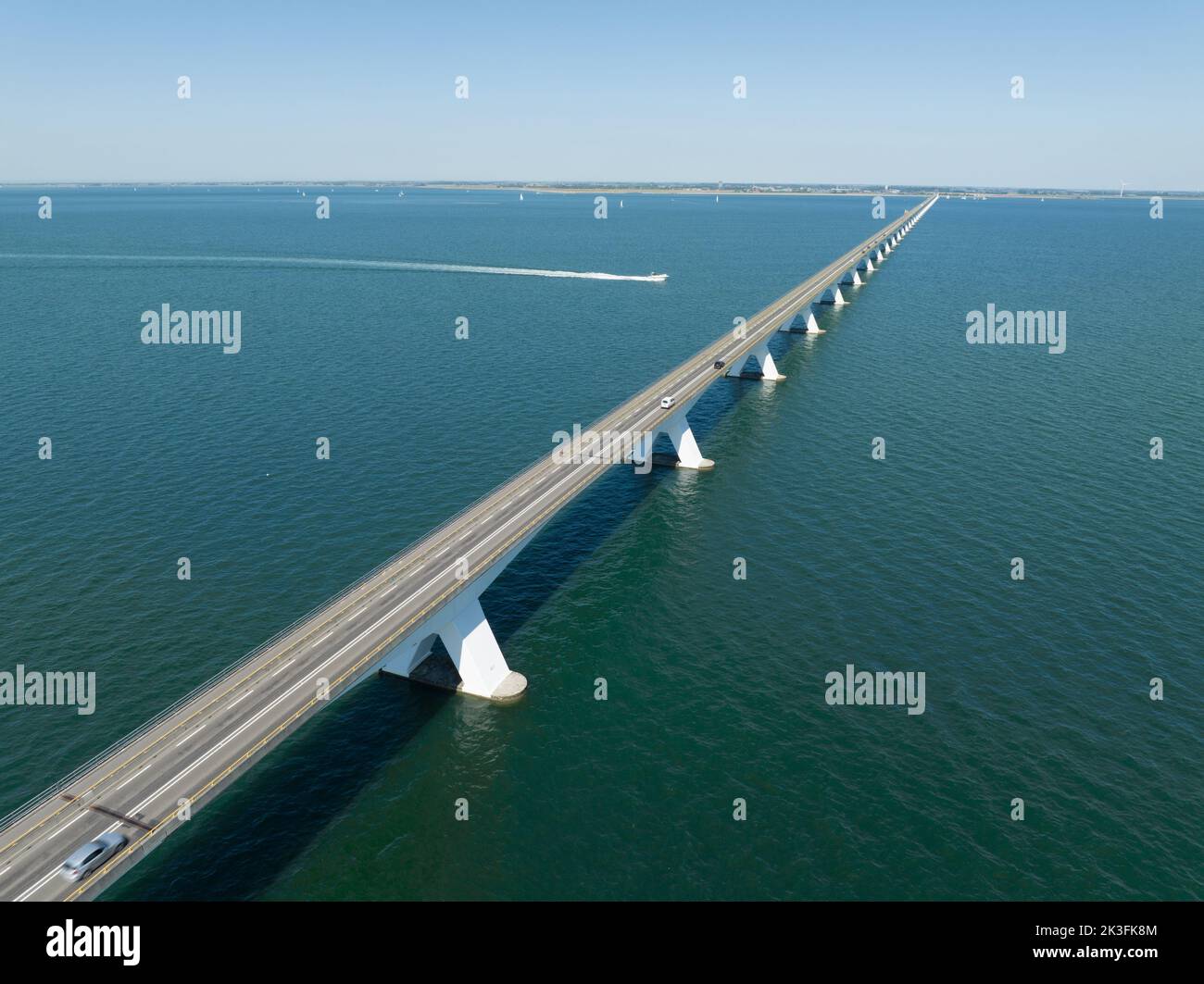 Pont de Zeelandbridge à l'infini dans la vue aérienne de drone de distance. Partie de Delta fonctionne. Infrastructure néerlandaise holland Zeeland. Livraison du transport Banque D'Images