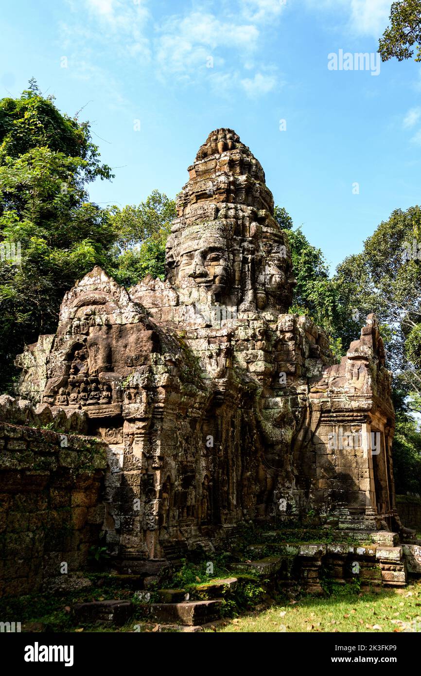 Cambodge. Province de Siem Reap. Le parc archéologique d'Angkor. Une sculpture de Bouddha d'une porte nord du temple de Banteay Kdei Banque D'Images