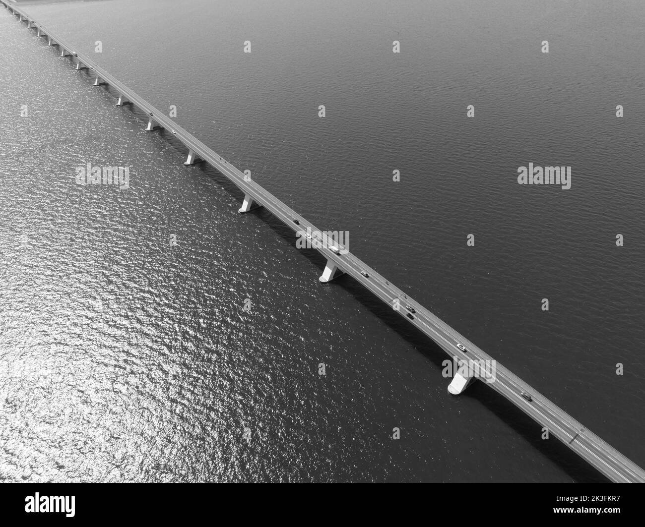 Pont de Zeelandbridge à l'infini dans la vue aérienne de drone de distance. Partie de Delta fonctionne. Infrastructure néerlandaise holland Zeeland. Livraison du transport Banque D'Images