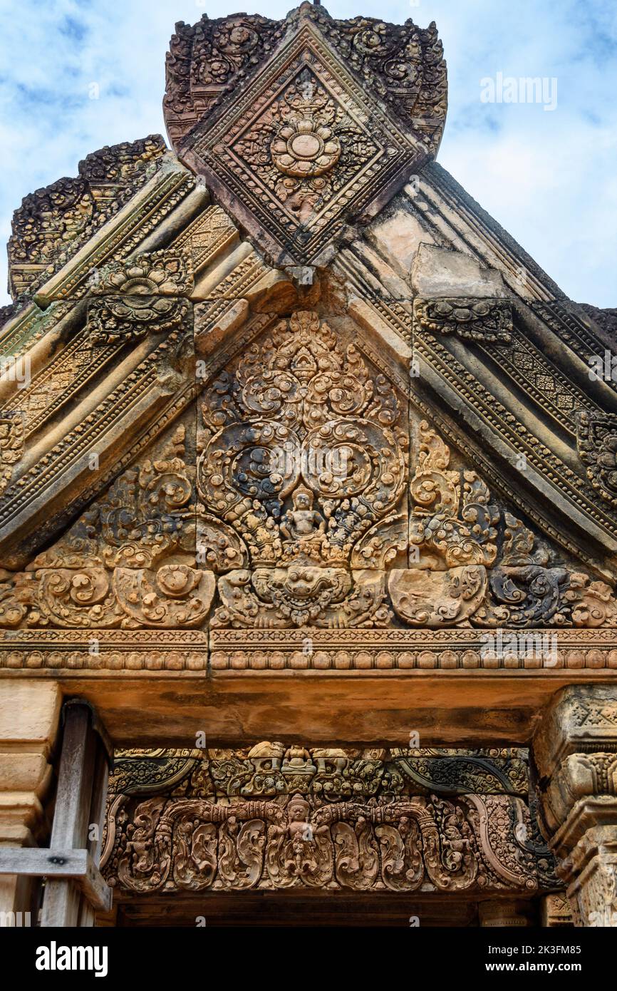 Cambodge. Siem Reap. Le parc archéologique d'Angkor. Temple de Banteay Srei. Détail du bas relief sur le fronton de l'entrée du temple Banque D'Images
