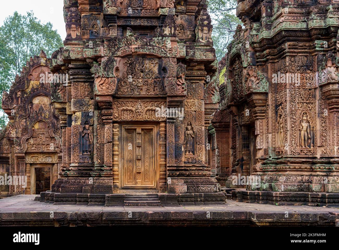 Cambodge. Siem Reap. Le parc archéologique d'Angkor. Temple de Banteay Srei temple hindou de 10th siècles dédié à Shiva. Détail de l'architecture Banque D'Images