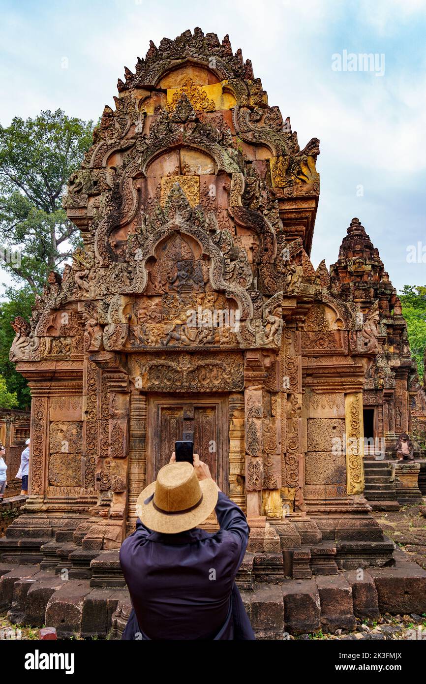 Cambodge. Siem Reap. Le parc archéologique d'Angkor. Un homme photographie le temple de Banteay Srei 10th siècle temple hindou dédié à Shiva Banque D'Images