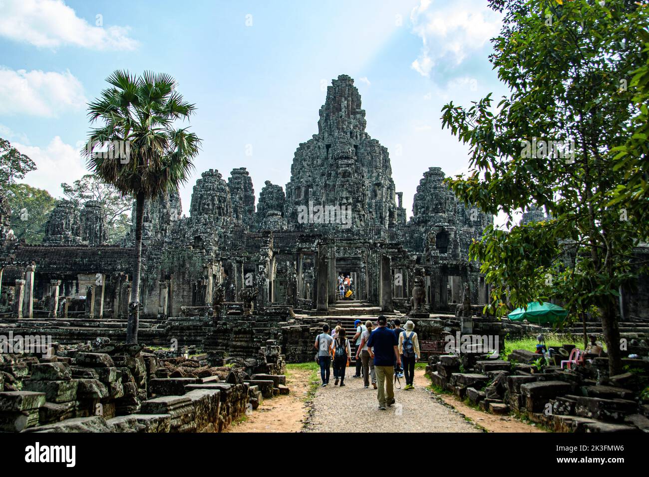 Cambodge. Siem Reap. Le parc archéologique d'Angkor. Touristes visitant le temple de Bayon temple hindou du 12th siècle Banque D'Images