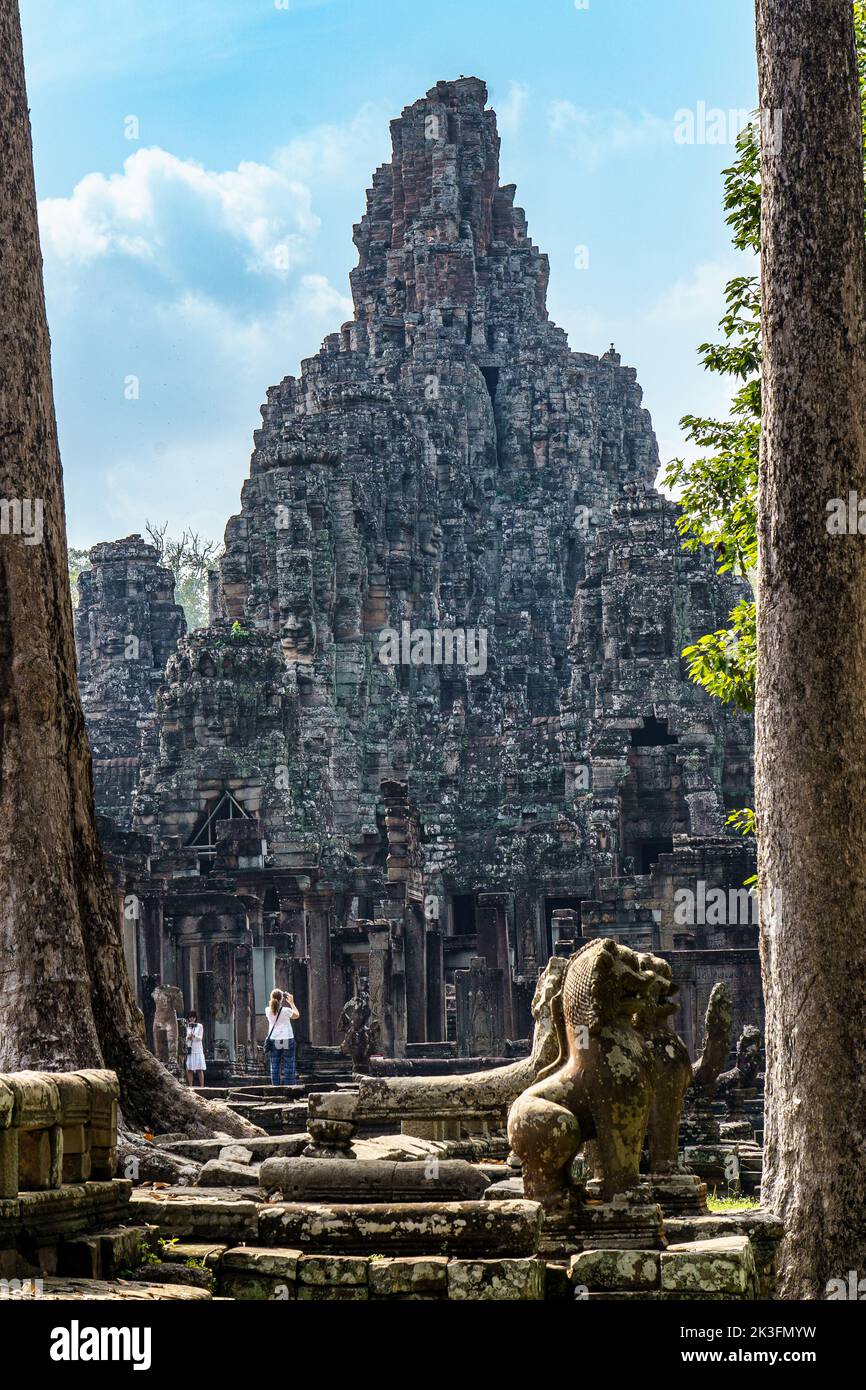 Cambodge. Siem Reap. Le parc archéologique d'Angkor. Touristes visitant le temple de Bayon temple hindou du 12th siècle Banque D'Images