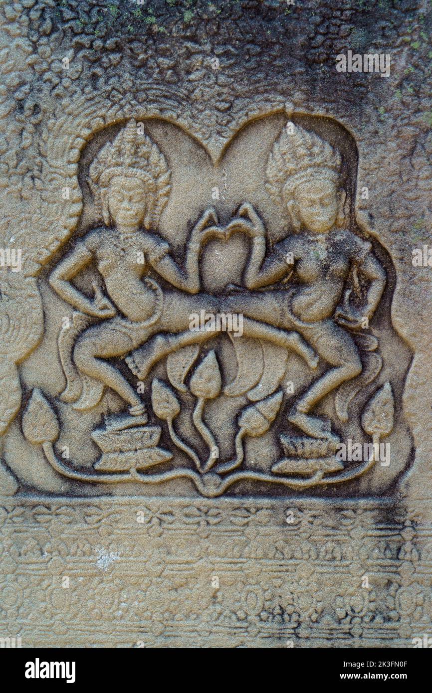 Cambodge. Siem Reap. Le parc archéologique d'Angkor. Un bas soulagement de la danseuse Aspara au temple Bayon 12th siècle temple hindou Banque D'Images