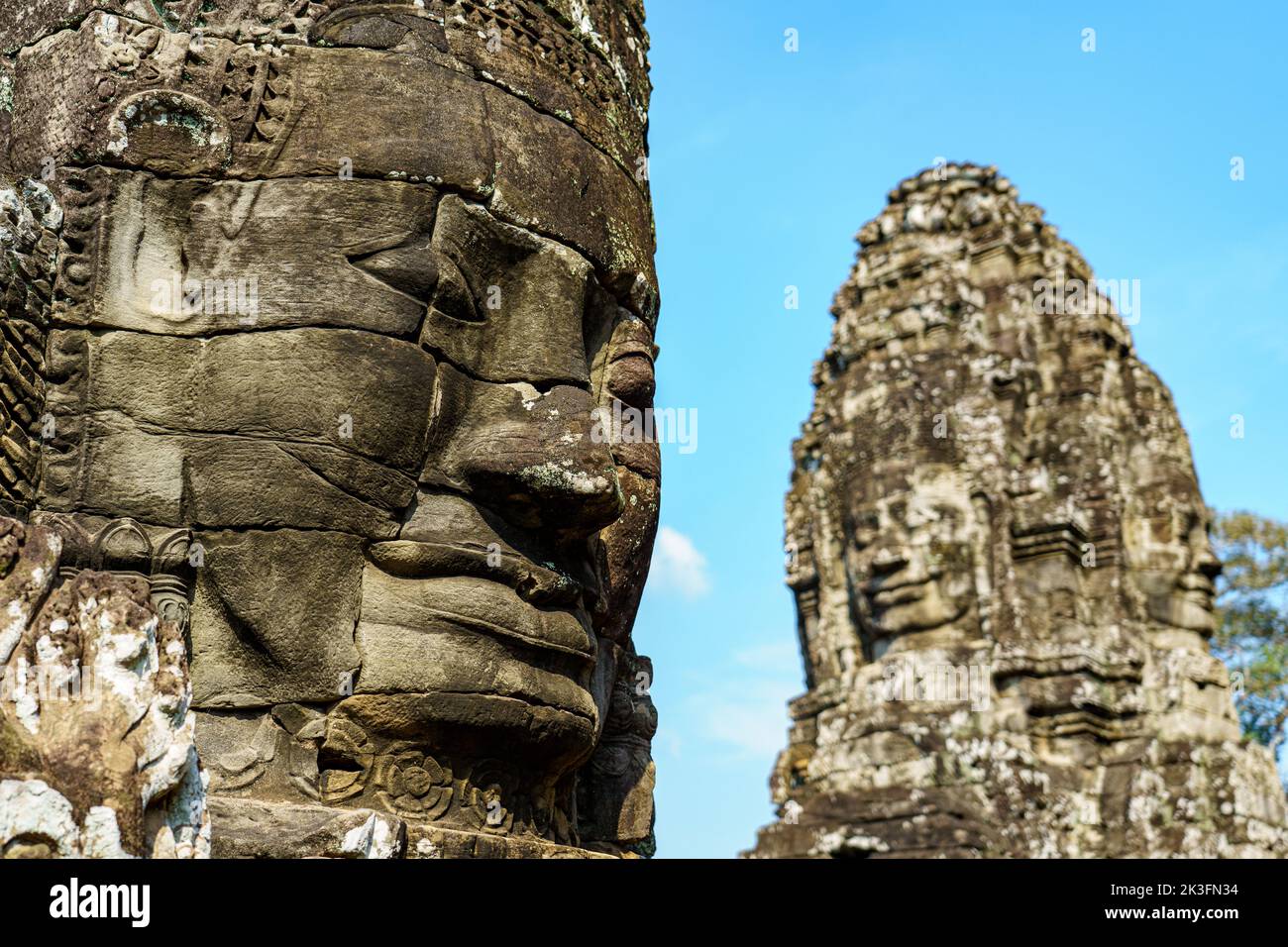Cambodge. Siem Reap. Le parc archéologique d'Angkor. Chefs de sculpture de Bouddha au temple de Bayon 12th siècle temple hindou Banque D'Images