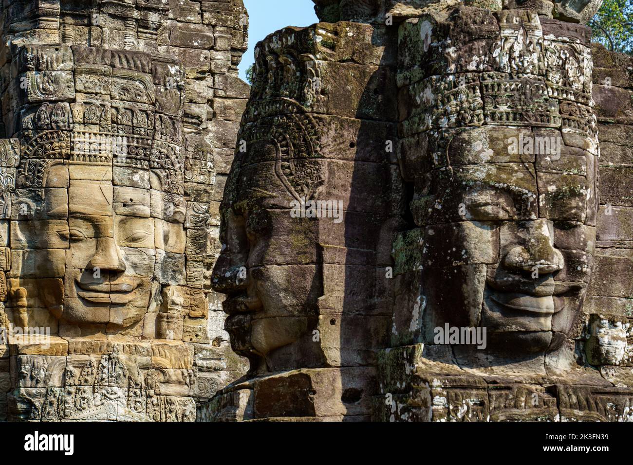 Cambodge. Siem Reap. Le parc archéologique d'Angkor. Chefs de sculpture de Bouddha au temple de Bayon 12th siècle temple hindou Banque D'Images