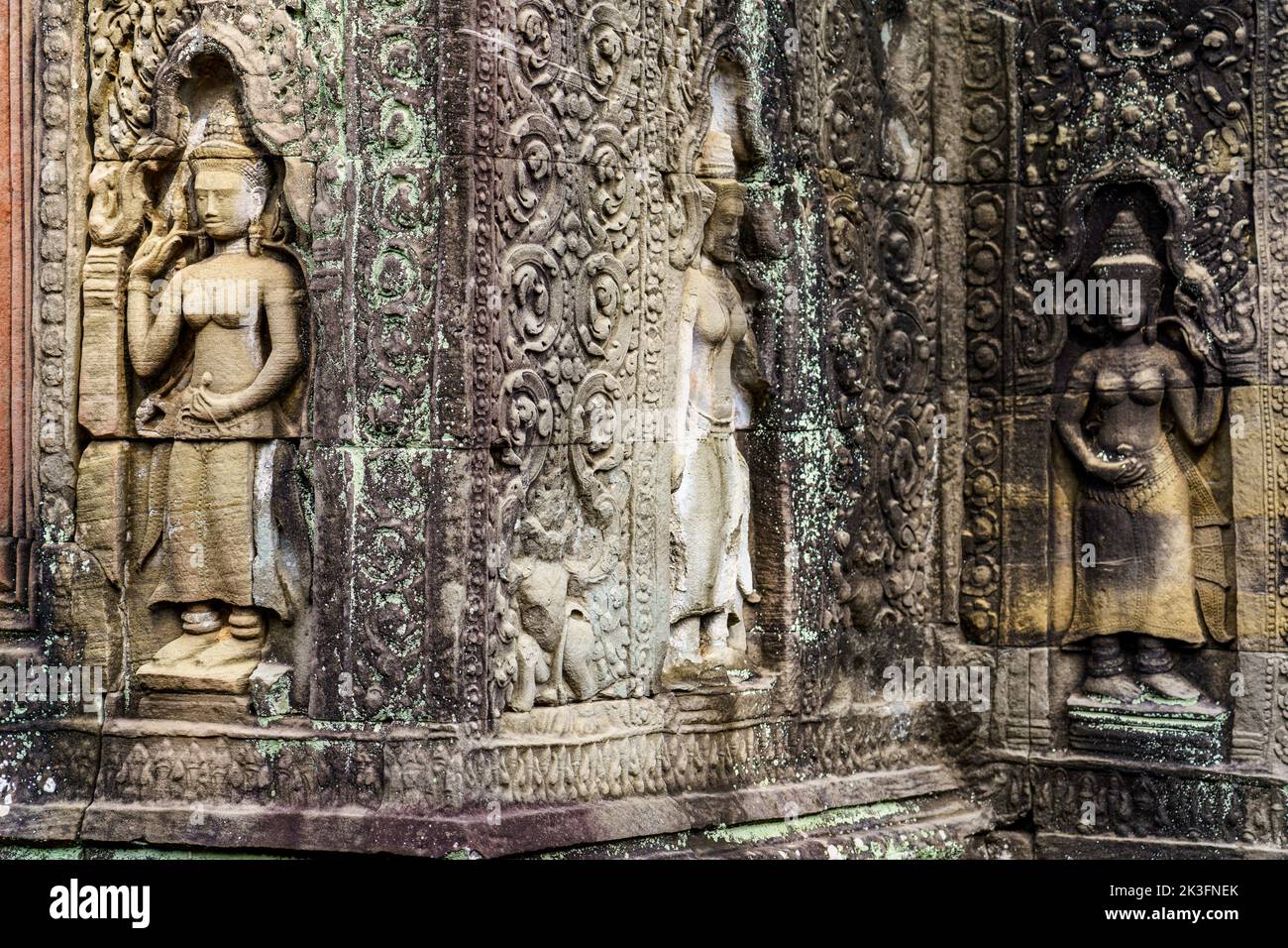 Cambodge. Siem Reap. Le parc archéologique d'Angkor. Une sculpture de relief de bas de Devata au temple hindou du 12th siècle de Preah Khan Banque D'Images