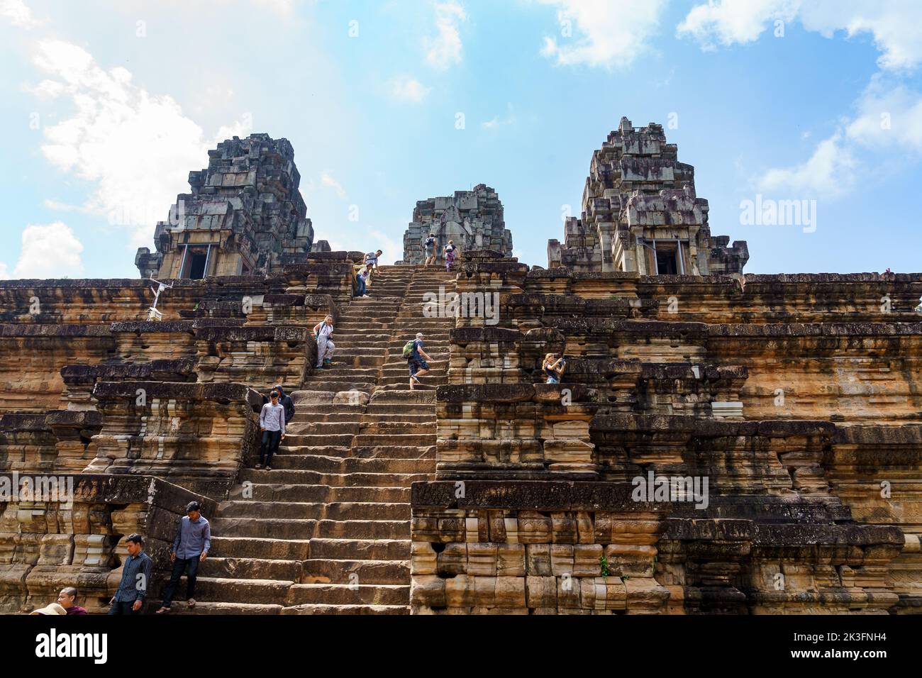 Cambodge. Siem Reap. Le parc archéologique d'Angkor. Les gens escalades les escaliers abrupts du temple hindou Ta Keo Banque D'Images