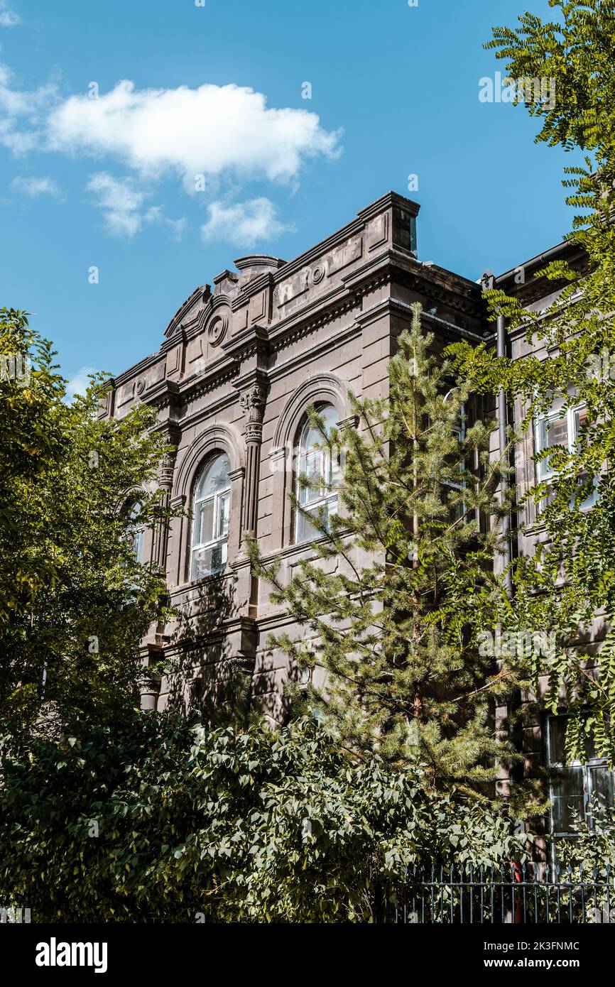 Vue extérieure sur un ancien bâtiment historique et classique de la ville de Kars, Turquie avec jardin verdoyant. Photo de haute qualité Banque D'Images Vue extérieure sur un ancien bâtiment historique et classique de la ville de Kars, Turquie avec jardin verdoyant. Photo de haute qualité Banque D'Images