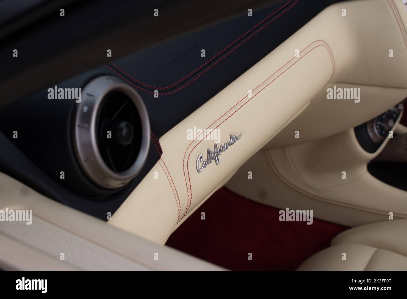 Badge Chrome California Dashboard sur Tan Cream Leather Dashboard sur Une Ferrari California 2011 Banque D'Images