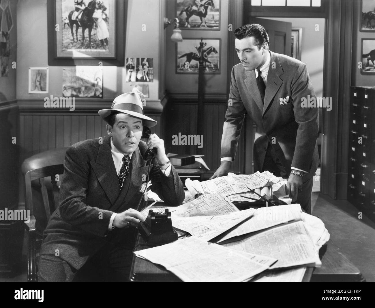 Milton Berle, Cesar Romero, sur le tournage du film, "Un gentleman au coeur", 20th Century-Fox, 1942 Banque D'Images