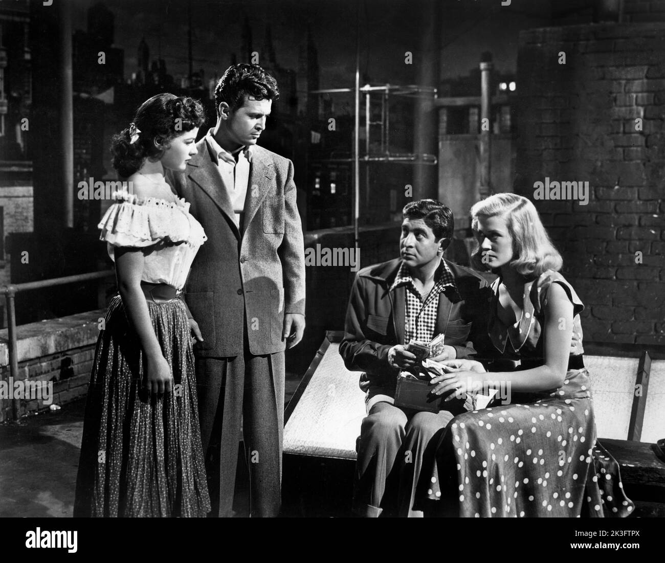 Patricia Hardy, Leonard Freeman, Harvey Lembeck, Joyce Holden, sur le tournage du film, « Girls in the Night », Universal Pictures, 1953 Banque D'Images