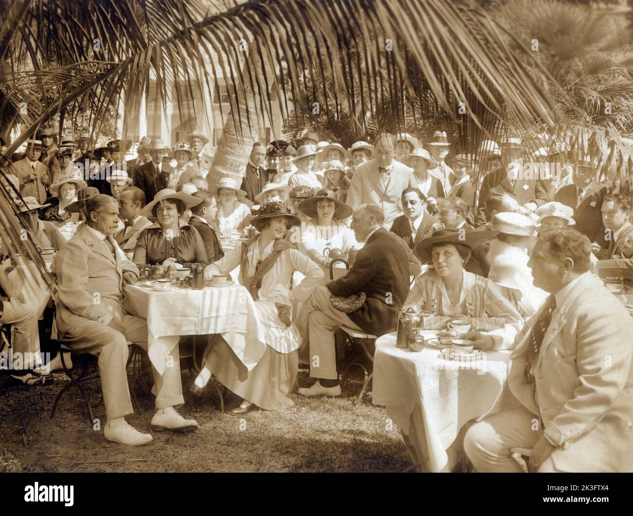 Billie Burke (centre assis), sur le tournage du film silencieux, « Gloria's Romance », George Kleine Productions, K-E-S-E Service, 1916 Banque D'Images