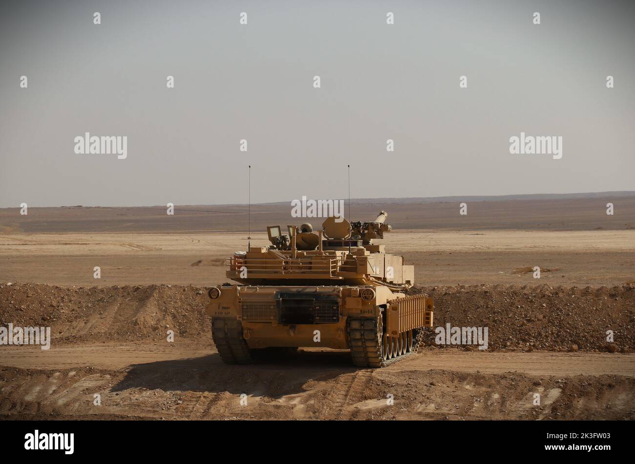 Un équipage de char M1A2 Abrams de l'armée américaine de la troupe Badger, 3-116 Cavalry Regiment, effectue des ajustements et des mouvements d'incendie dans une voie d'entraînement situationnel (STX) pendant l'exercice Éager Lion 2022 en Jordanie, le 11 septembre 2022. Eager Lion 22 est un exercice multilatéral organisé par le Royaume hachémite de Jordanie, destiné à échanger des compétences militaires et à améliorer l'interopérabilité entre les pays partenaires. (É.-U. Photo de l'armée par la SPC. Claude Nelson) Banque D'Images