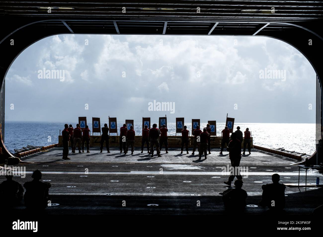 Les Marines des États-Unis avec le bataillon de logistique de combat 31 et l'équipe de Bataillon Landing 2/5, 31st Marine Expeditionary Unit, conduisent une gamme de pistolets à bord du navire d'assaut amphibie USS Tripoli (LHA 7) dans la mer des Philippines, le 20 septembre 2022. Se familiariser avec le pistolet SIG M18 en mer prépare mieux les Marines aux opérations à venir dans la zone opérationnelle du Pacifique indonésien. Le MEU de 31st opère à bord de navires du Groupe amphibie Ready de Tripoli dans la zone d'opérations de la flotte de 7th pour améliorer l'interopérabilité avec les alliés et les partenaires et servir de force de réaction prête à défendre la paix et la STA Banque D'Images