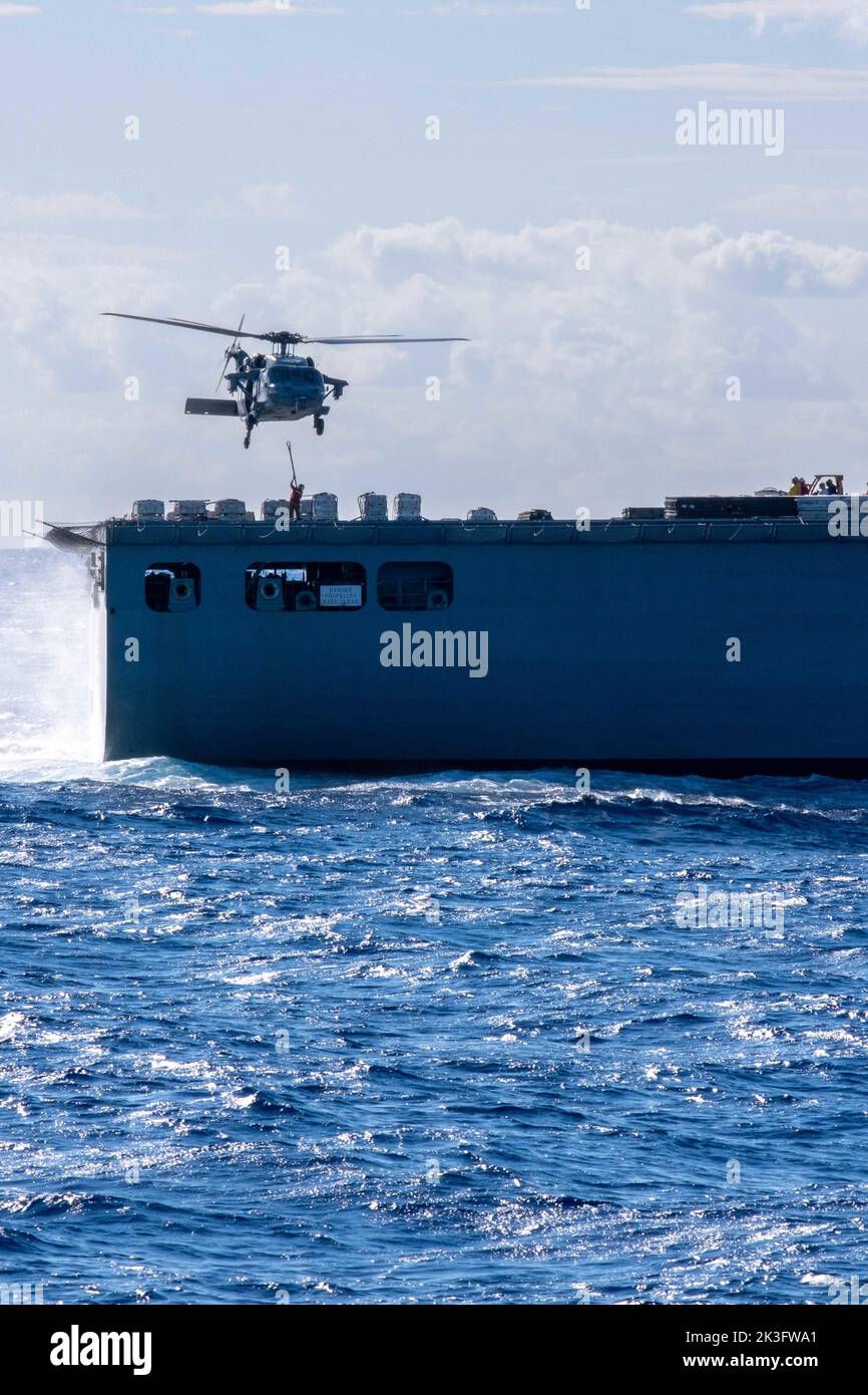 Des marins à bord d'un navire de fret sec et de munitions USNS Medgar Evers (T-AKE 13) chargent des munitions sur un MH-60s Nighthawk, attaché aux 'Tridents' de l'Escadron de combat en mer (HSC) 9; pendant un chargement de munitions pour le premier porte-avions USS Gerald R. Ford (CVN 78), le 25 septembre 2022. Ford est en cours dans l'océan Atlantique en vue d'un déploiement prévu cet automne. (É.-U. Navy photo by Mass communication Specialist Seaman Apprentice Daniel Perez) Banque D'Images