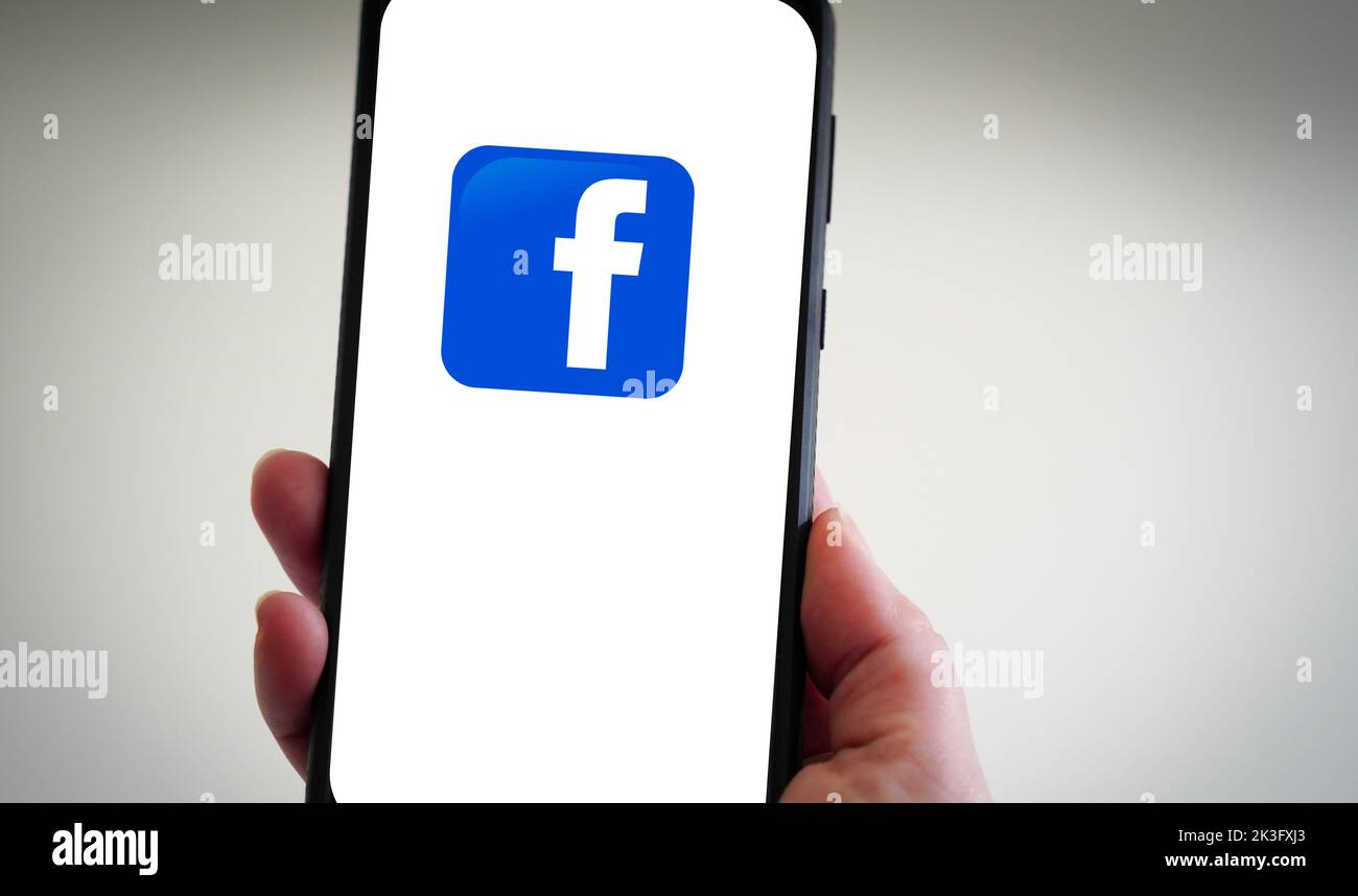 Exeter, Royaume-Uni - septembre 2022 : Woman tient un smartphone avec l'application Facebook sur l'écran. Facebook est la propriété de Meta Platforms, Inc Banque D'Images