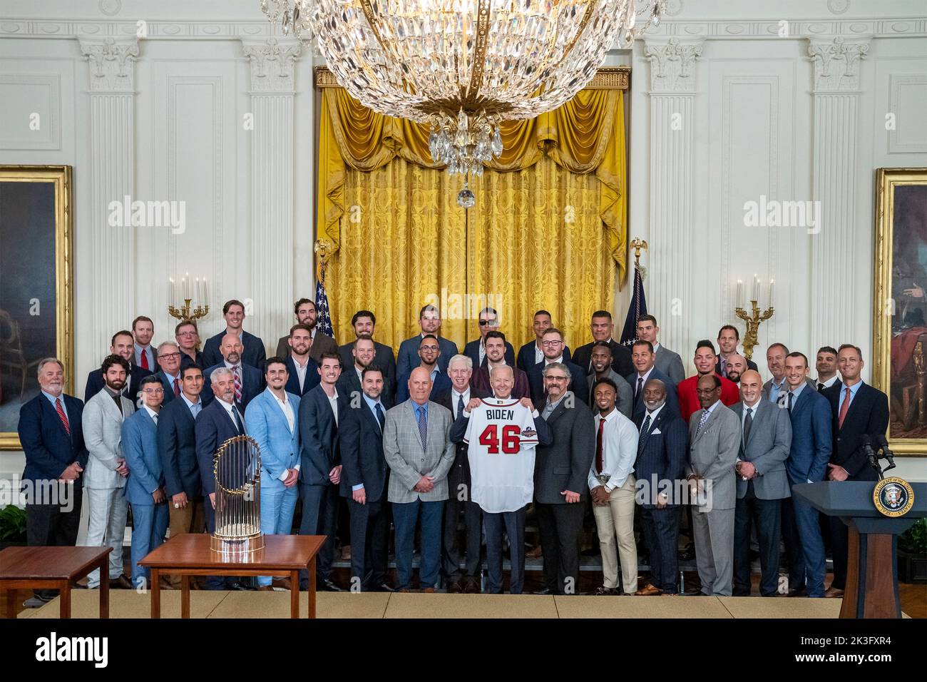 Washington, États-Unis. 26th septembre 2022. Le président américain Joe Biden tient un maillot qu'il lui a donné en posant avec le champion de la série mondiale de baseball 2021 de la Ligue majeure Atlanta Braves à la salle est de la Maison Blanche, 26 septembre 2022, à Washington, DC crédit: Adam Schultz/White House photo/Alay Live News Banque D'Images