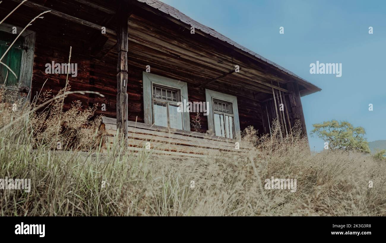 Ancienne maison en bois d'hutsul sur la prairie des montagnes de Carpathian. Authentique vie écologique de berger dans le village de koliba. Bâtiments du XIXe siècle à Pâques Banque D'Images
