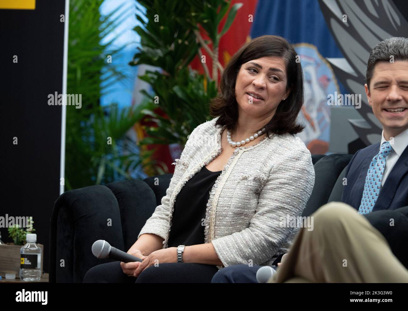 Austin Texas États-Unis, 24 septembre 2022: La juge de la Cour suprême du Texas REBECCA HUDDLE siège sur un panel lors d'une séance d'interview au Festival Tribune du Texas dans le centre-ville d'Austin. Brett Busby, autre juge, est assis à côté de Huddle. ©Bob Daemmrich Banque D'Images Austin Texas États-Unis, 24 septembre 2022: La juge de la Cour suprême du Texas REBECCA HUDDLE siège sur un panel lors d'une séance d'interview au Festival Tribune du Texas dans le centre-ville d'Austin. Brett Busby, autre juge, est assis à côté de Huddle. ©Bob Daemmrich Banque D'Images