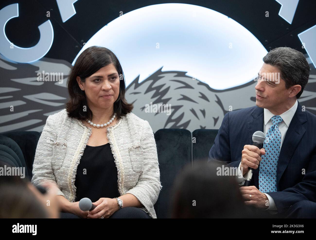 Austin Texas États-Unis, 24 septembre 2022: La juge de la Cour suprême du Texas REBECCA HUDDLE siège sur un panel lors d'une séance d'interview au Festival Tribune du Texas dans le centre-ville d'Austin. Brett Busby, autre juge, est assis à côté de Huddle. ©Bob Daemmrich Banque D'Images Austin Texas États-Unis, 24 septembre 2022: La juge de la Cour suprême du Texas REBECCA HUDDLE siège sur un panel lors d'une séance d'interview au Festival Tribune du Texas dans le centre-ville d'Austin. Brett Busby, autre juge, est assis à côté de Huddle. ©Bob Daemmrich Banque D'Images