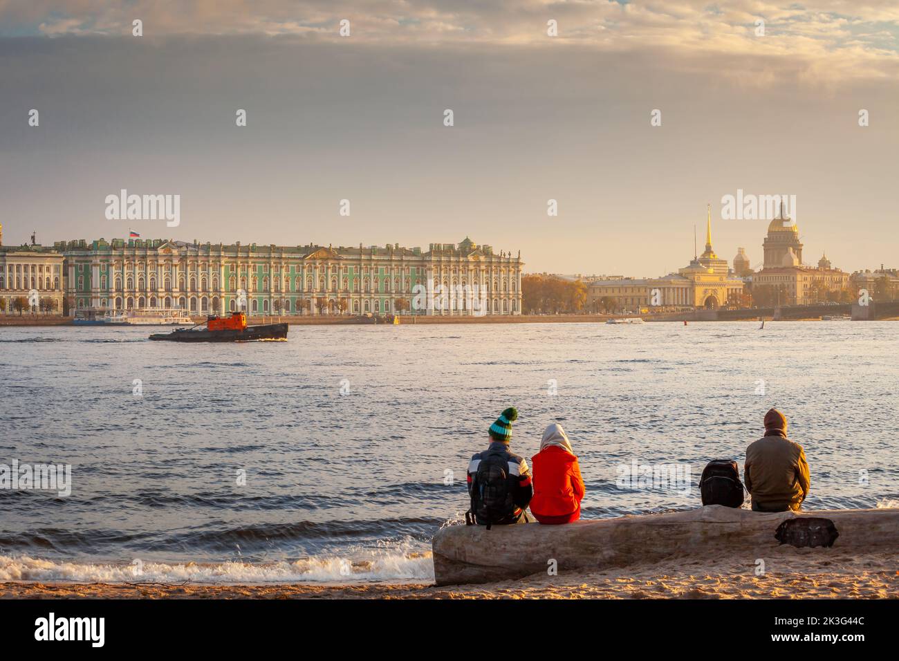 Vue sur la rivière Neva et Saint-Pétersbourg au coucher du soleil doré, Russie Banque D'Images