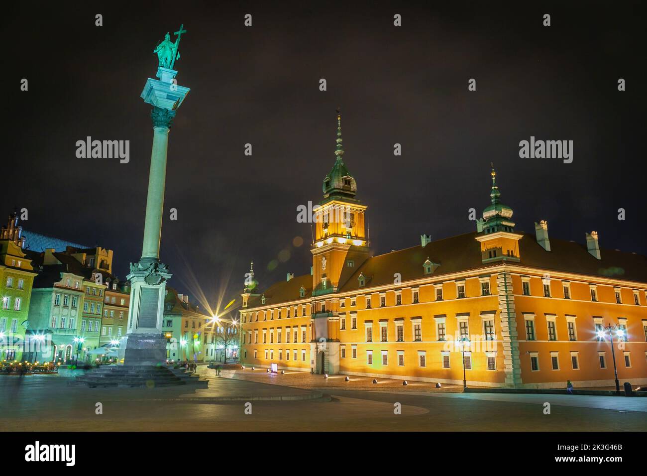 La vieille ville de Varsovie illuminée rue la nuit, Pologne, europe de l'est Banque D'Images